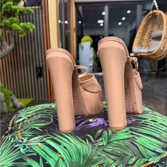 Valentino Women's Blush Platform Sandals - Picture 8 of 9